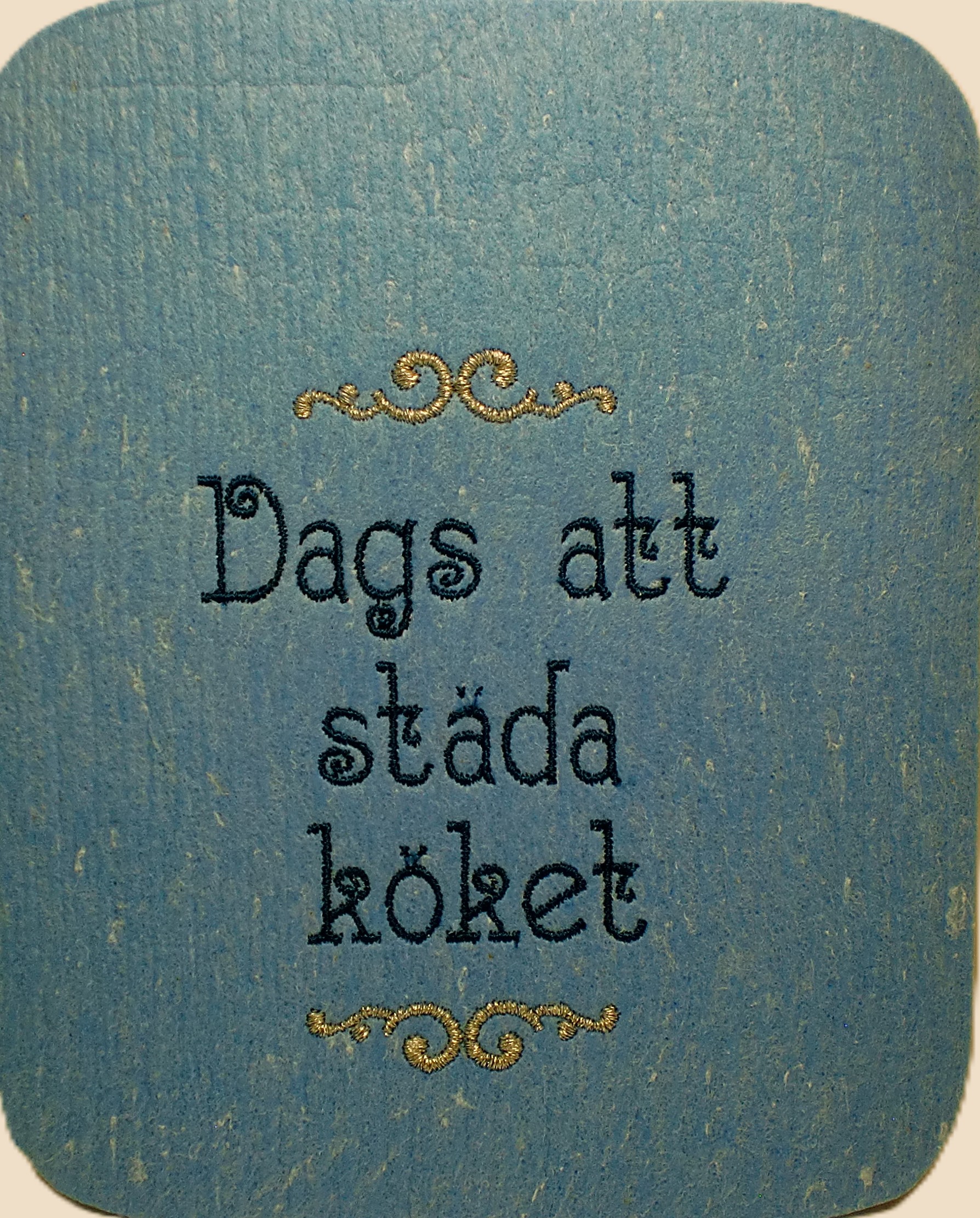 Disktrasa med maskinbroderad text
